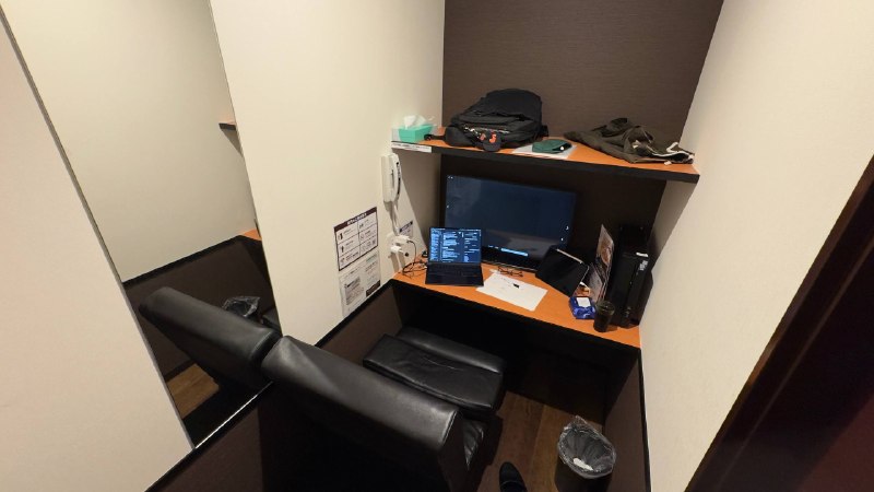 #DAILY这小房间待着挺不错的，还有飲み放題，唯一不足就是这チェア有点矮